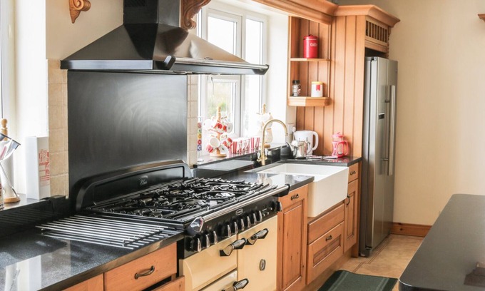 Bunnahowen Cabaña | MCGUIRE'S COTTAGE, family friendly in Pulathomas, County Mayo