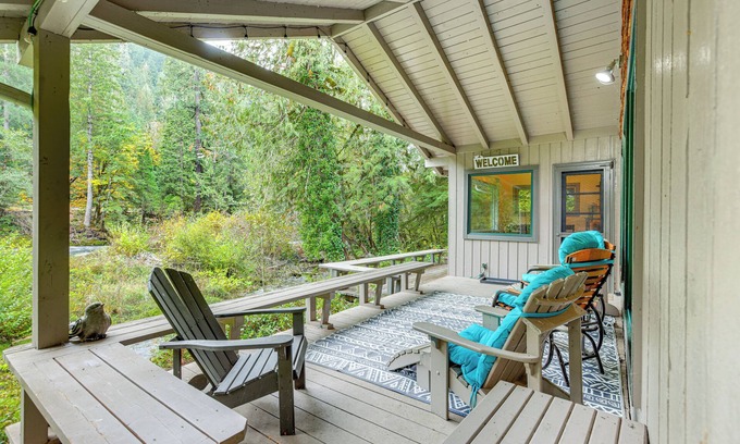 Blue River Cabina | ¡Escapada tranquila y romántica en el río McKenzie!