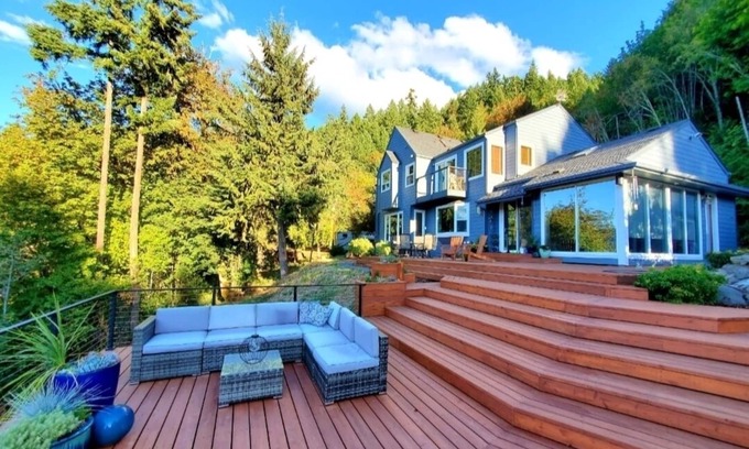 Thurston Casa | Mckenzie River Oasis w/ massive deck & hot tub on 16 acres of old-growth forest