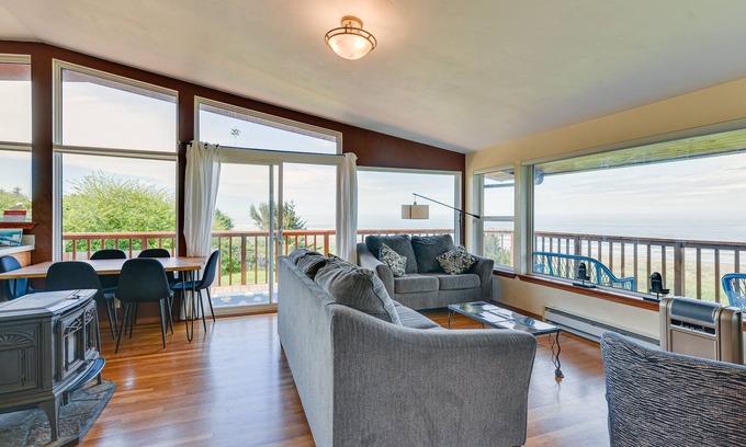 McKinleyville Casa | Frente al mar 'Clam Beach House' w / Vistas y jacuzzi!