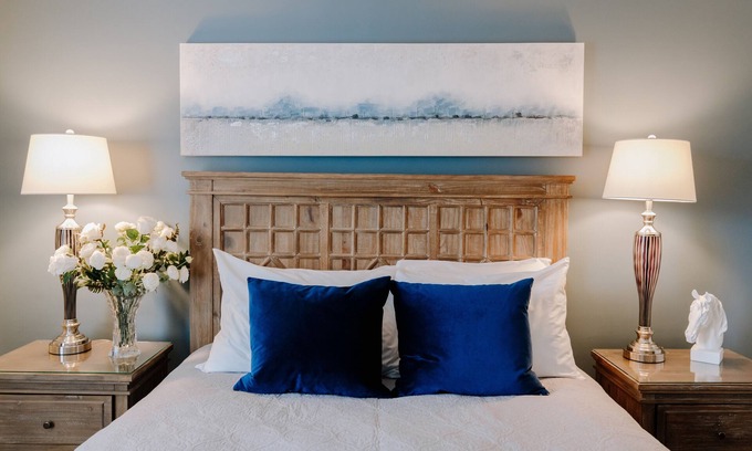 Winnipeg Casa | McMillan Masterpiece - (Sleeps 8) comfy beds, big TV’s, parking