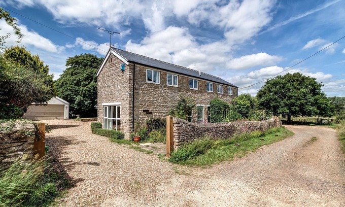 Bicester Casa | Spacious Oxford countryside home with hot tub sleeps 8