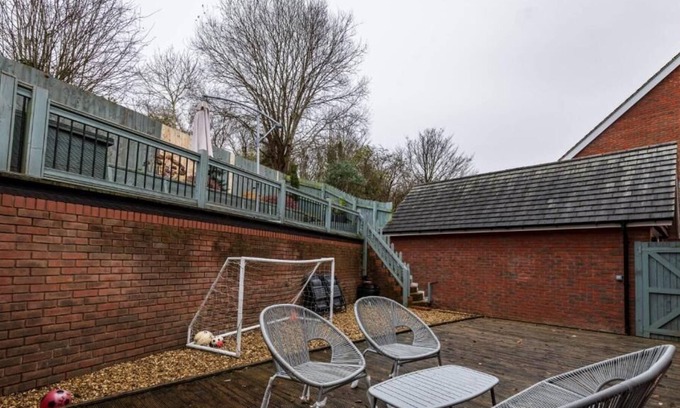 Coed-Y-Paen Casa | Meadow House by Tŷ SA