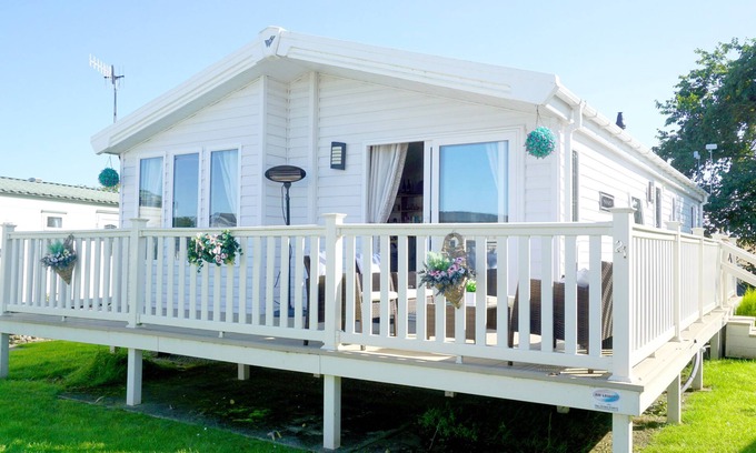 Cayton Bay Cabaña | MEADOW LODGE, pet friendly, country holiday cottage in Cayton