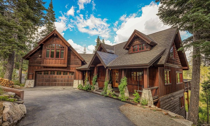 Truckee Casa | Meadow Magic: Tranquil 4BR+ Retreat Backing onto Open Space!