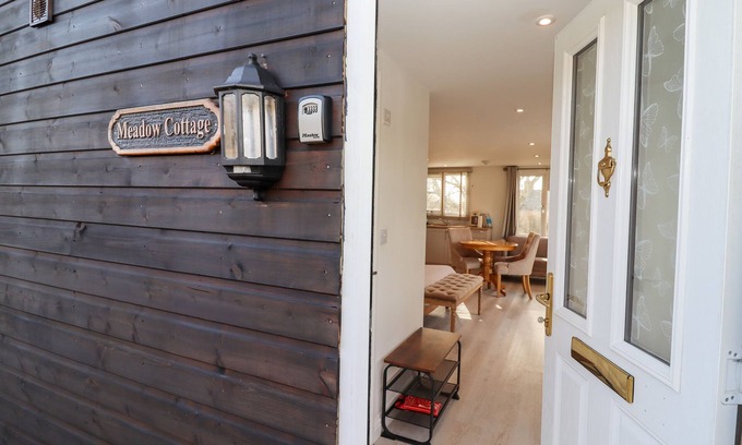 Blandford Saint Mary Casa | MEADOW, pet friendly, with hot tub in Blandford Forum