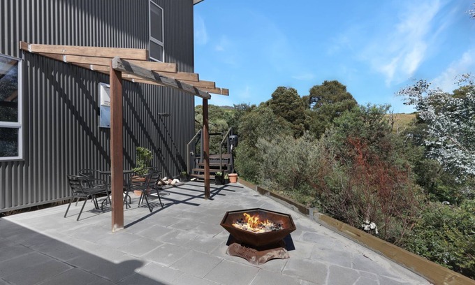 Merrijig Casa | Meadow Retreat - Merrijig - Sleeps 10
