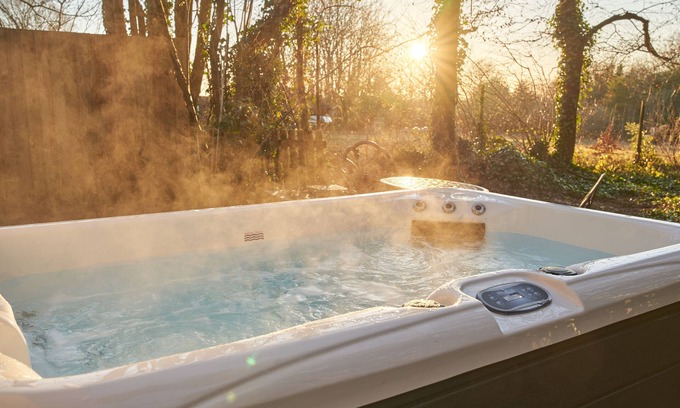 Blandford Saint Mary Cabaña | MEADOW - SLEEPS 2 | HOT TUB | BBQ | PETS ALLOWED | WI-FI | SECLUDED PATIO