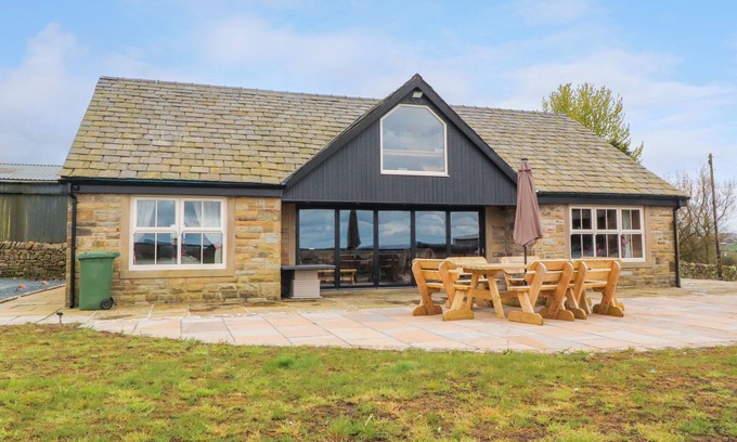 Accrington Cabaña | MEADOW TOP FARM BARN, family friendly, with hot tub in Clitheroe