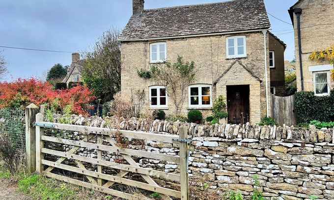 Chedworth Cabaña | MEADOW VIEW COTTAGE, family friendly, with open fire in Northleach