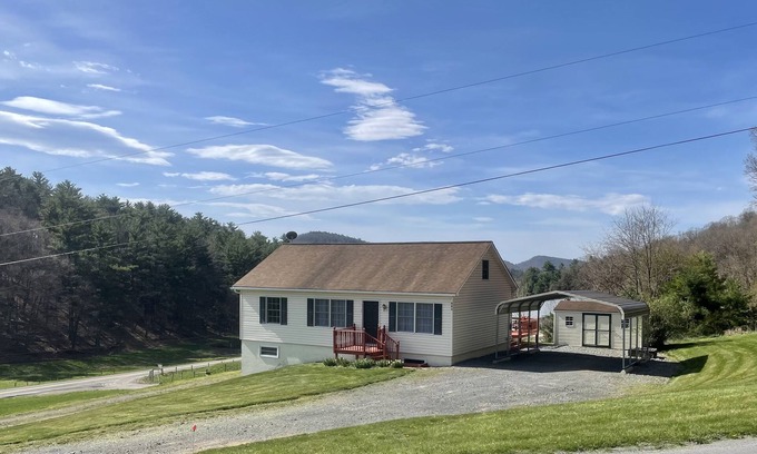 Franklin Casa | Meadow View: cozy rural home 2 miles away from Fisher Mountain Golf Course!