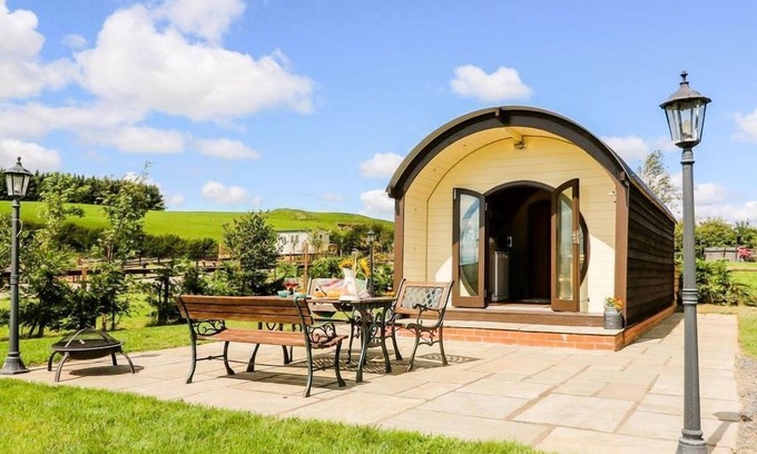 Rhayader Cabaña | Meadow View - Glamping pod sleeping 2 guests, Pet Friendly