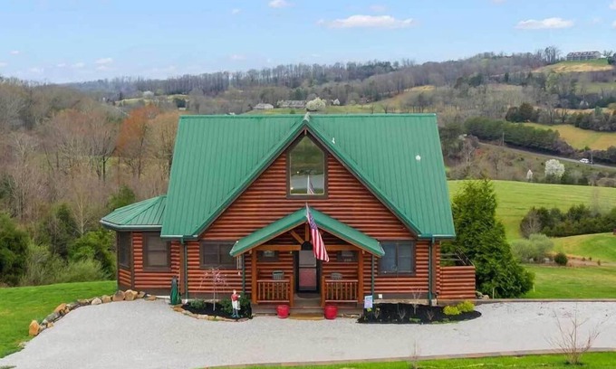 La Follette Cabina | Meadow View Heights Deerfield Resort near winery & golf course