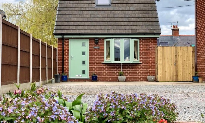 Marchwiel Casa | Meadow View - Hot Tub! An escape to the country.