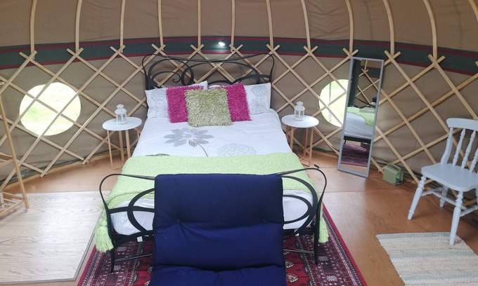 Looe Alquiler De RV | Grande-Yurt-Baño Privado-Vista al campo