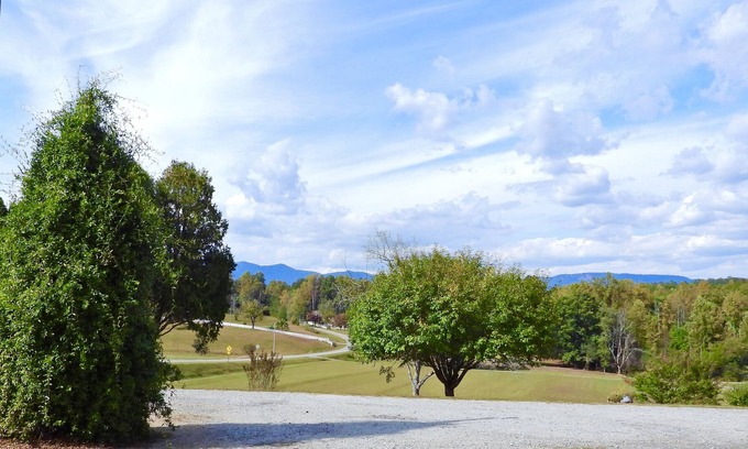 Pickens Cabaña | Meadows and Mountains Cottage