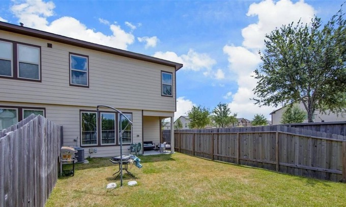 Sugar Land Casa | Meadows Place 3-BR Home ~ Perfect for Family Getaway~ w/ Backyard & Home Theater