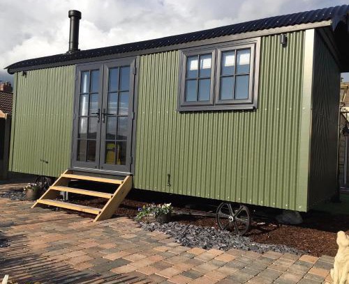 Hardstoft Otro | Meadows view shepherds hut