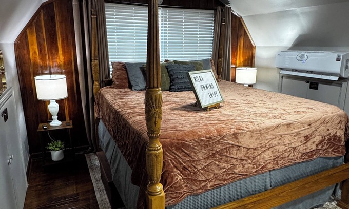Hillsboro Casa | Meadowview Guest House -Couple's Hot Tub Getaway-1 Bedroom Studio