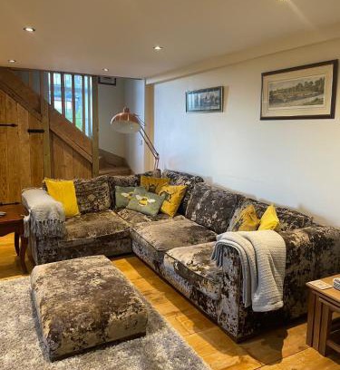 Otley Casa | Meagill Cottage a Cozy retreat with hot tub