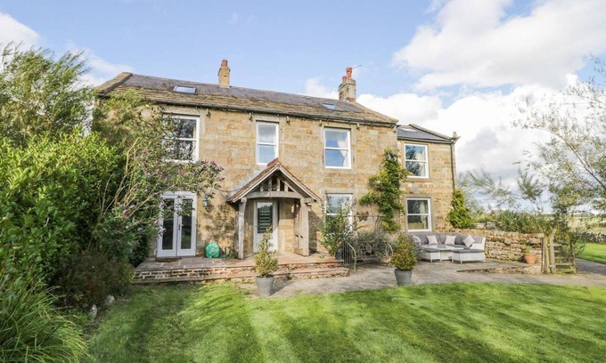 Otley Casa | Meagill Farmhouse, hot Tub, bbq hut