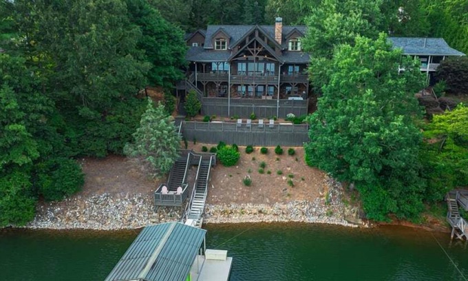 Blairsville Cabina | Meant to Be- Lake Front | Private Dock | Screened Porch | Lake Nottely