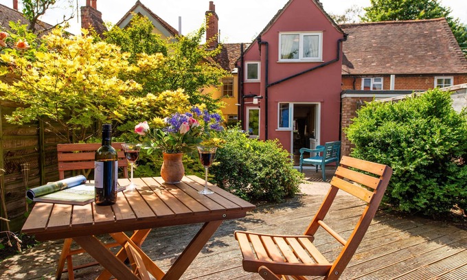 Hadleigh Cabaña | Meddlars a historic cottage on the countryside edge of a vibrant Market Town