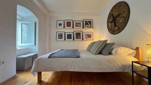 Risan Apartamento | Medieval Beachside Retreat