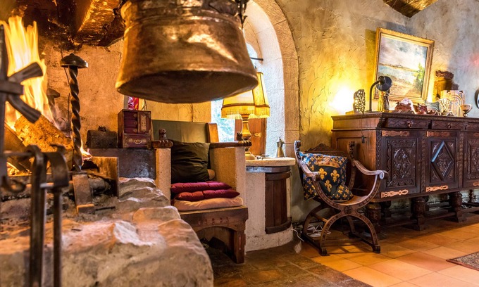 Servas Cama Y Desayuno | Habitación Cardinale (medieval) en Mas Fabrègue, original y rara.