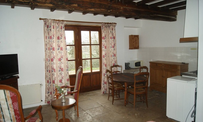 Mont-Saint-Jean Casa | Medieval village studio house