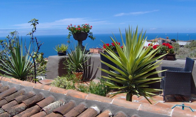 El Guincho Apartamento | Vivienda vacacional mediterránea con terraza pequeña en el patio