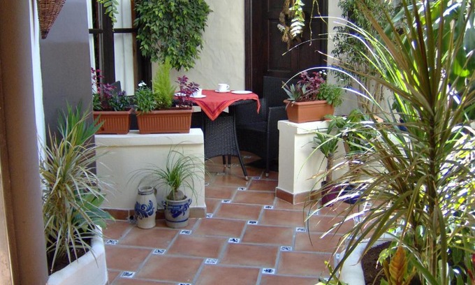 El Guincho Apartamento | Mediterranean holiday home with small patio-terrace