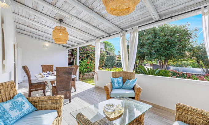 Baia Caddinas Casa | Casa de vacaciones mediterránea con Wi-Fi, aire acondicionado, jardín y terraza