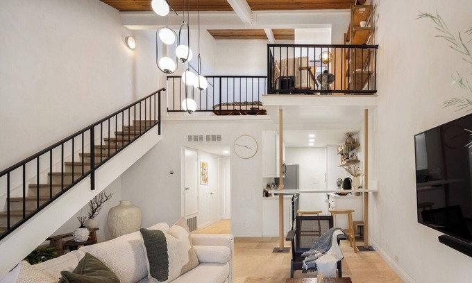 Encino Condominio | Mediterranean LA Loft with Pool, Fitness Room & Tennis Courts in a Walkable Area