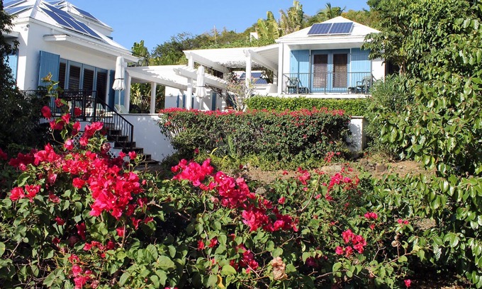 Hart Bay Villa | Villa mediterránea con brisas marinas y piscina privada.