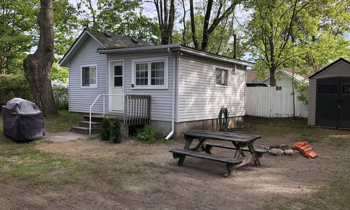 Wasaga Beach Cabaña | Medium Cottage, 2 min Walk to Beach, BCC #3