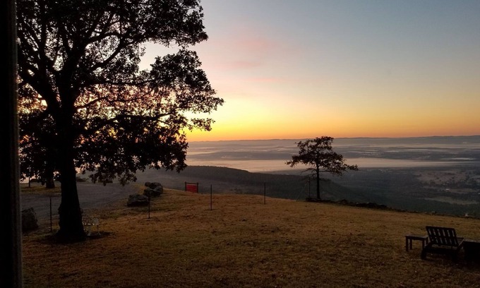 Dardanelle Cabina | Meek's Mountaintop Retreat - Mt Nebo State Park - Sunrise Point - Historic Home