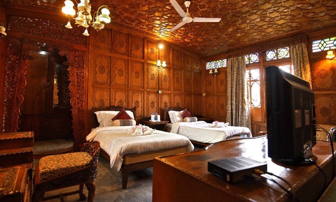 Dal Lake Hotel | Meena Group houseboats