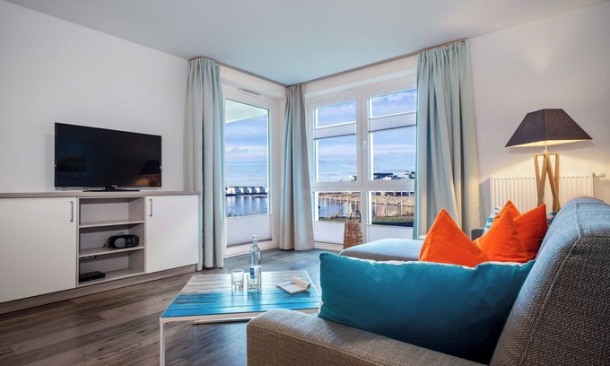 Kappeln Apartamento | Meereskieker - 1st row on the water, terrace, shower, TV, underground parking space
