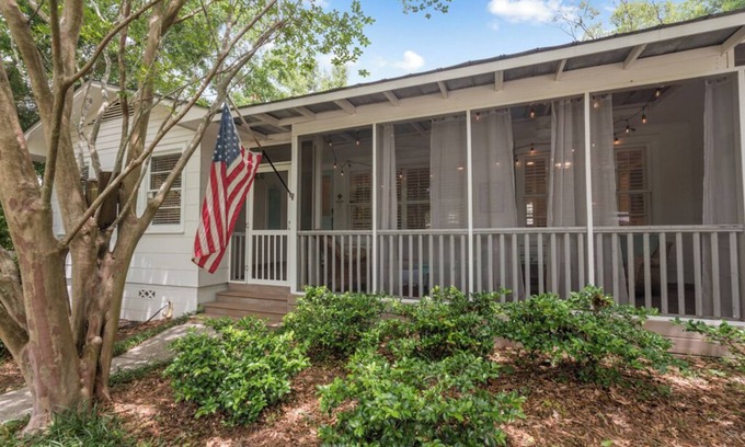 Fairhope Cabaña | “Meet Me in Fairhope”-Walk to bay and beach in the heart of Fairhope!