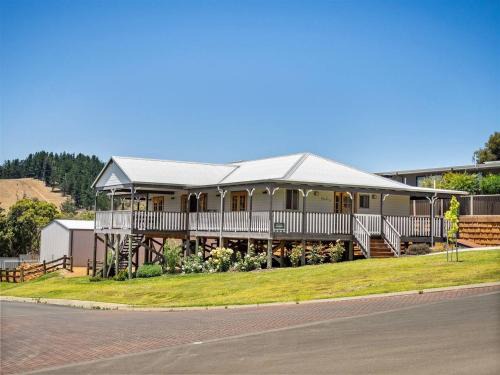 Nannup Casa | Meeukany - Hilltop Stunner in the Heart of Nannup