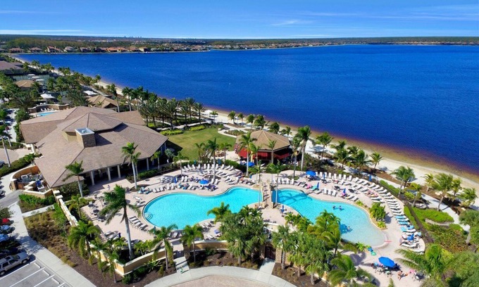 Naples Casa | MEGA-Luxury Waterfront House 4 bed/4 bath w/ Private Pool in 5☆ Resort Community