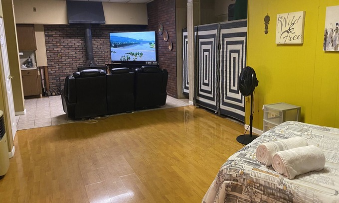 Totowa Casa | Mega Studio in a quiet Suburban Town.