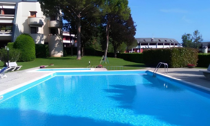 San Martino della Battaglia Complejo | Mela Apartment - Vista a la piscina y al lago en Desenzano