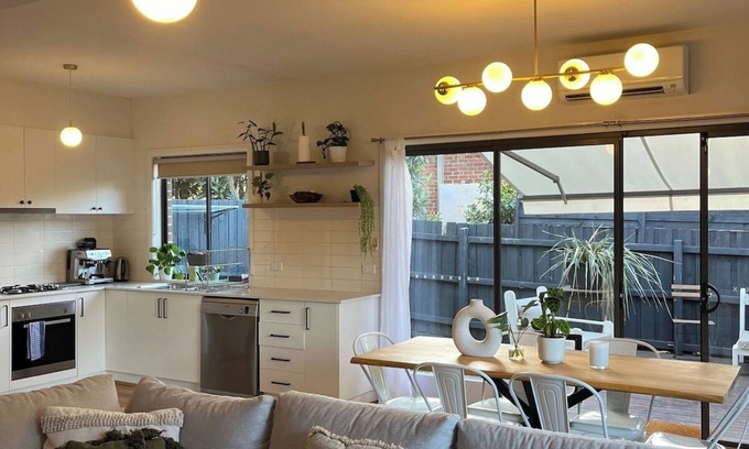 Oak Park Casa | Melbourne home, close to Airport & Train Station