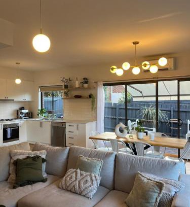 Oak Park Casa | Melbourne home close to Airport & Train Station