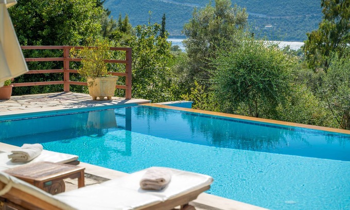 Evgiros Villa | Melissi Villa, con vistas a la bahía de Vasiliki, cerca de la playa y otras comodidades.