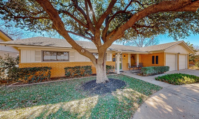 Lubbock Casa | Melonie Park dog-friendly home near Texas Tech with yard, grill, jetted tub, AC