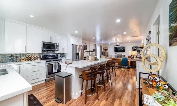 Vista Casa | Melrose 2 BR w/ large kitchen + fireplace + patio