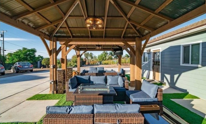 Vista Casa | Melrose 2BR. 6 beds. Pet-Friendly. Patio+Fireplace